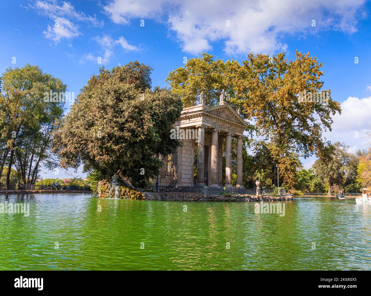 Temple d'Asclepius situé au milieu de la petite île sur le lac artificiel dans les jardins de la Villa Borghèse, Rome, Italie. Banque D'Images