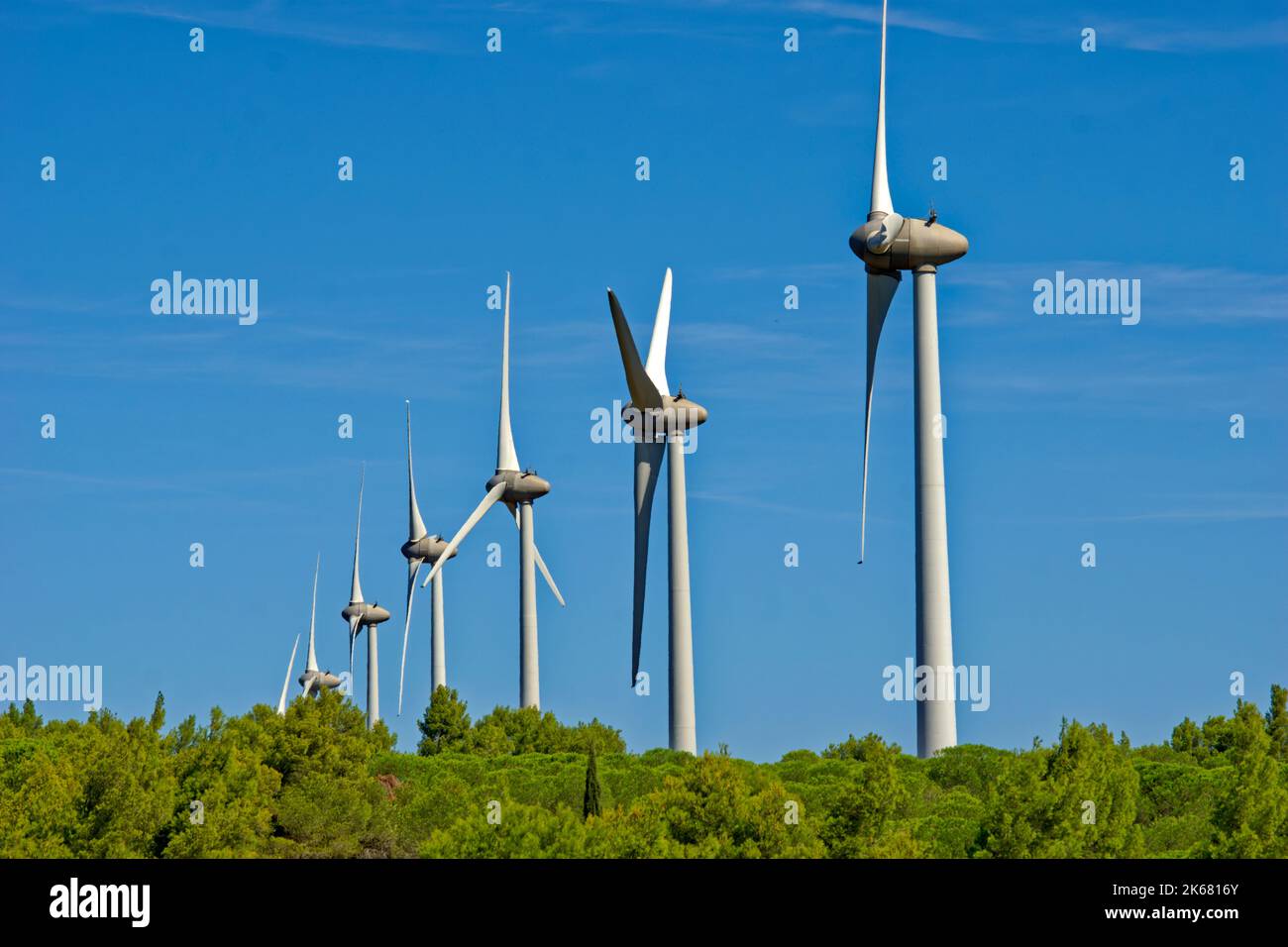 Éoliennes installées dans une zone rurale. Banque D'Images