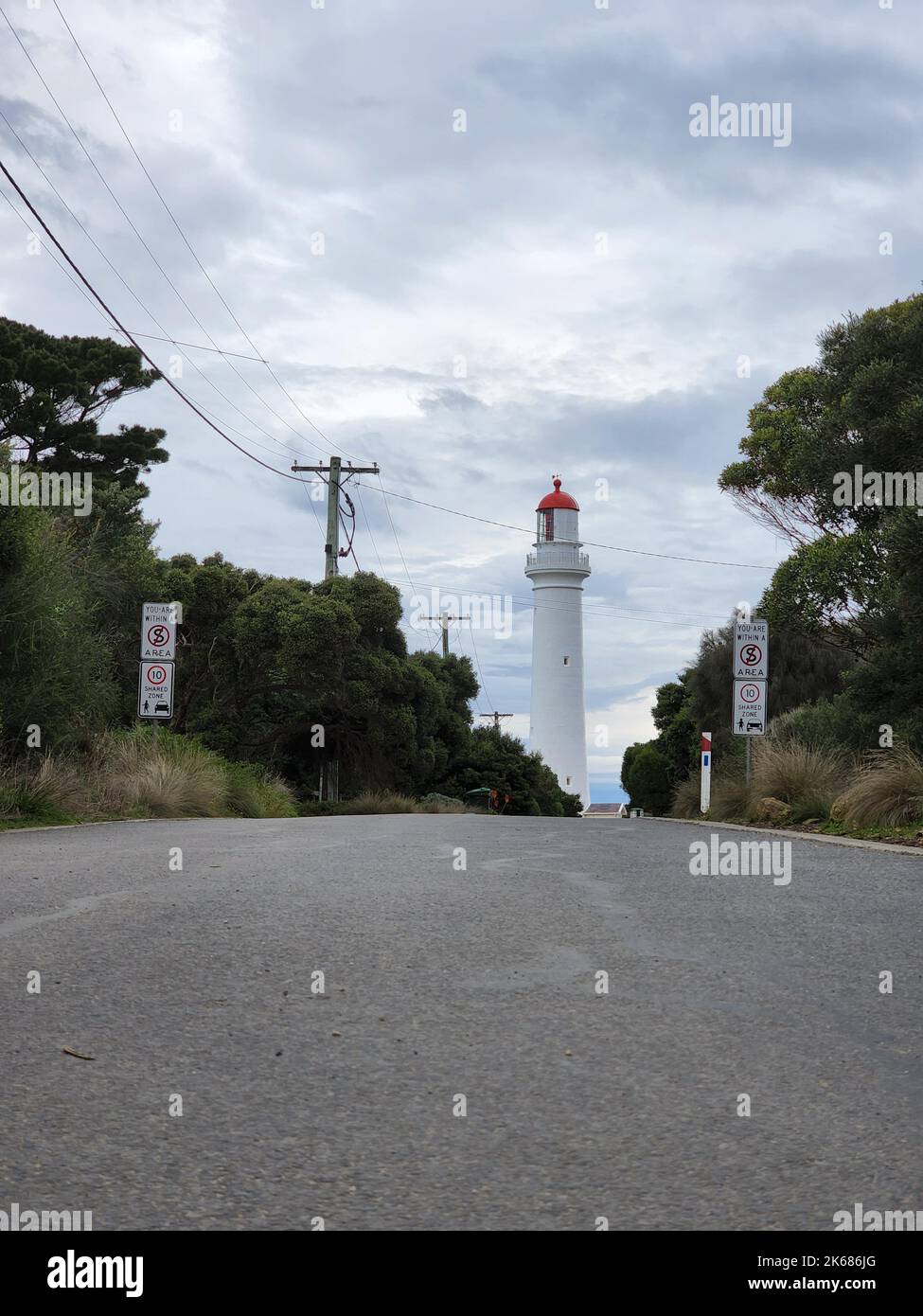 Une photo verticale des tours du phare de Split point en Australie Banque D'Images