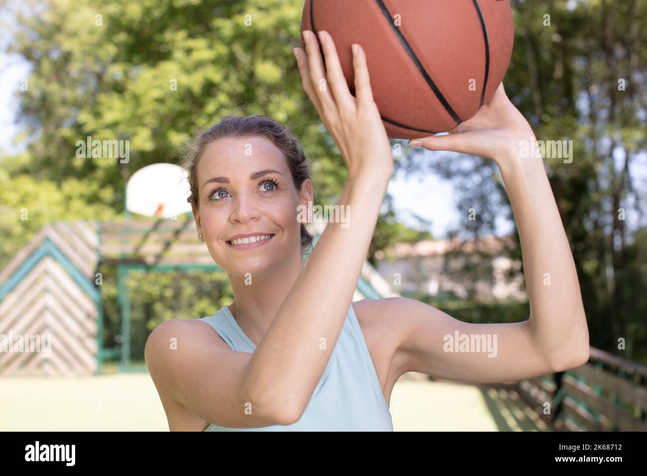 portrait d'une femme sportive jouant basket-ball Banque D'Images