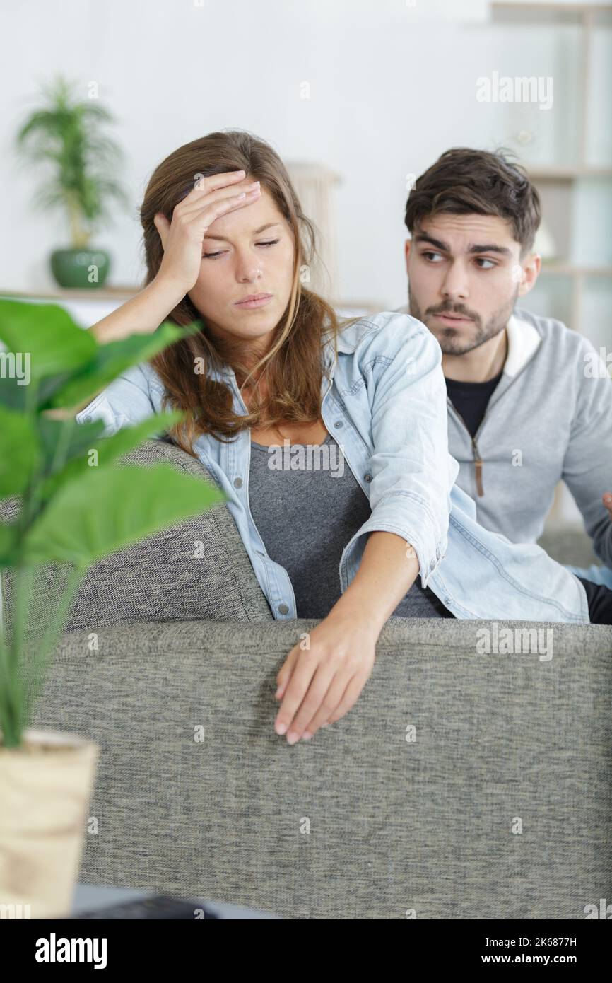 beau homme et belle jeune femme ont querelle Banque D'Images