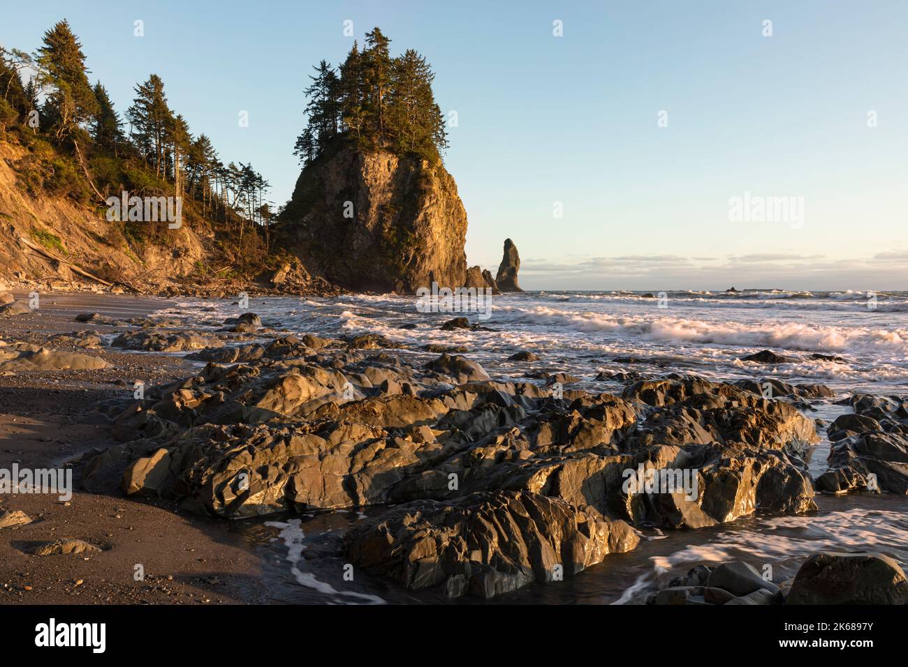 WA22189-00...WASHINGTON - Pointe à l'extrémité sud de la plage de Mosquito Creek au coucher du soleil sur la côte sauvage du parc national olympique. Banque D'Images