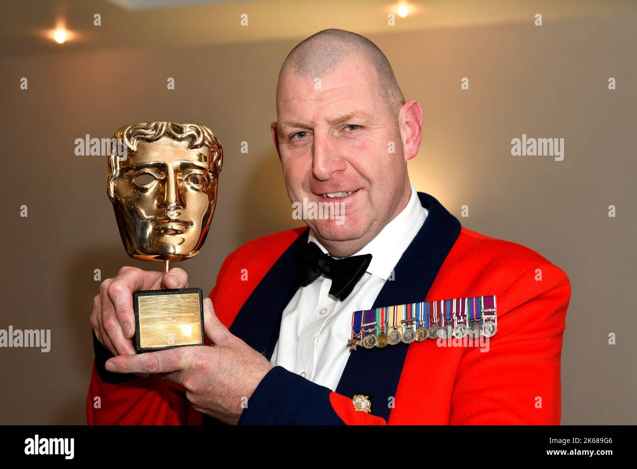 Sergent de garnison le major Andrew ‘Vern’ Stokes avec son prix BAFTA au club Rotary d'Ironbridge où il a été conférencier invité. PHOTO DE DAVE BAGNALL Banque D'Images
