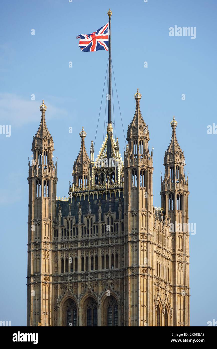 Drapeau syndical au sommet de la tour Victoria, partie du palais de Westminster à Londres, Angleterre Royaume-Uni Banque D'Images