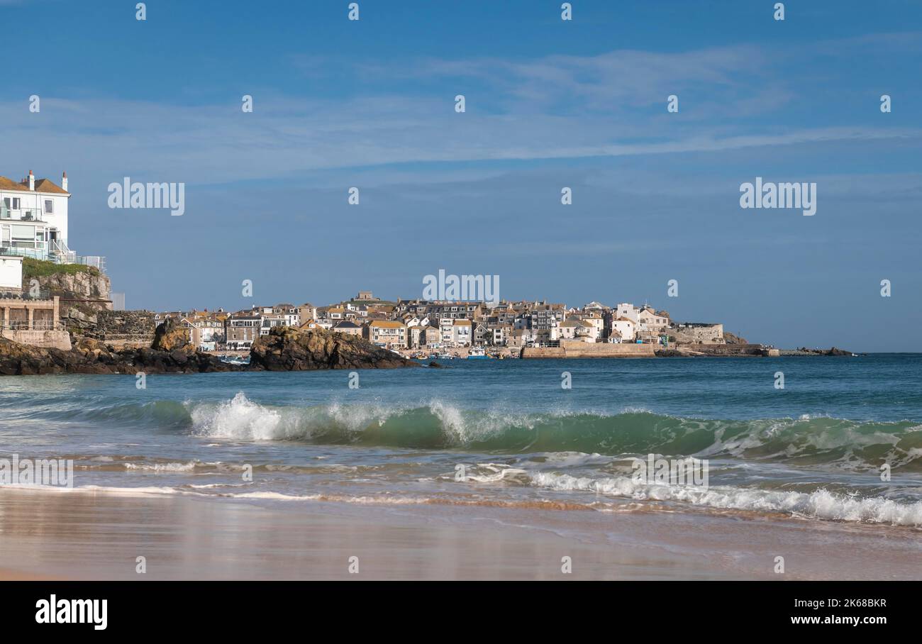 Un cliché de St Ives avec des vagues de rupture prises de la plage de Porthminster Banque D'Images