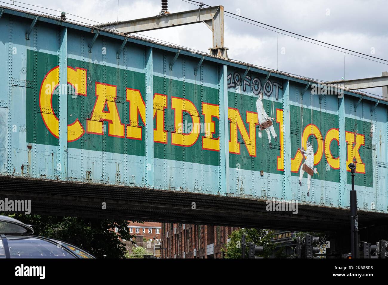 Pont de chemin de fer Camden Lock au-dessus de Camden High Street, Camden Town, Londres Angleterre Royaume-Uni Banque D'Images