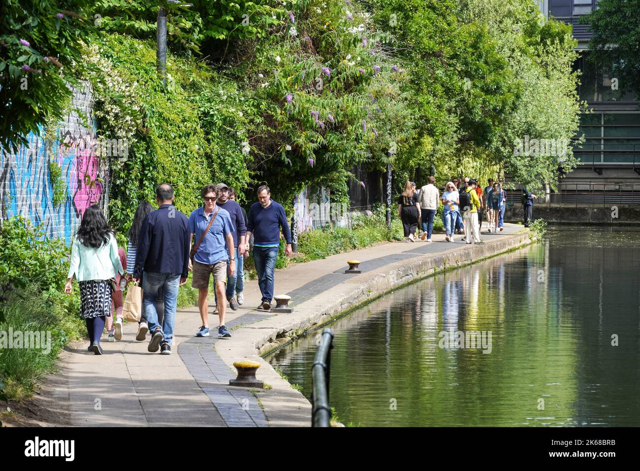 Personnes sur un sentier le long du canal Regent's entre King's Cross et Camden Town, Londres Angleterre Royaume-Uni Banque D'Images