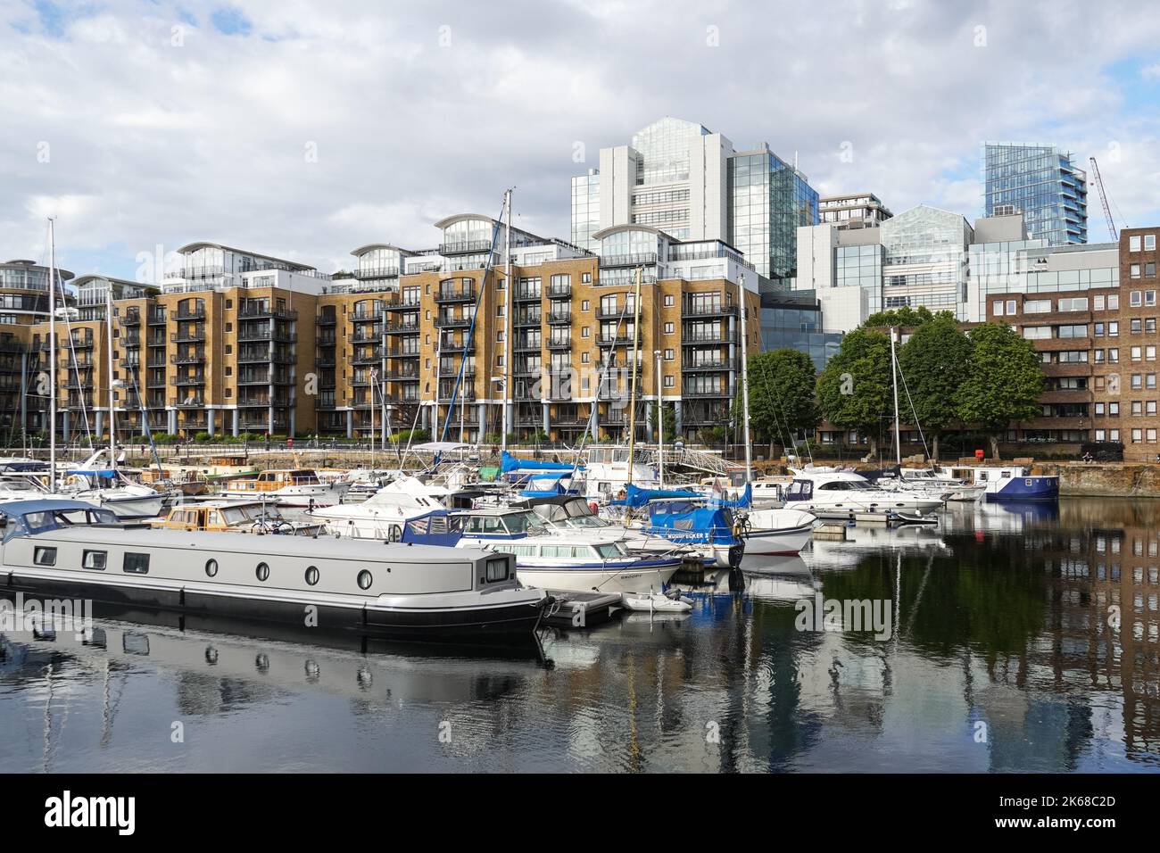 Propriétés résidentielles à St Katharine Docks and Marina à Londres, Angleterre Royaume-Uni Banque D'Images