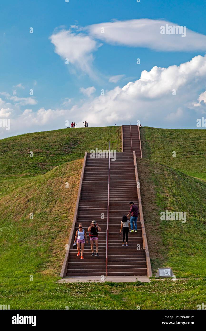 Collinsville, Illinois - les visiteurs grimpent à 156 marches jusqu'au sommet de la monticule au site historique national de Chokia Mounds. Couvrant 14 acres et 100 pieds de haut, Banque D'Images