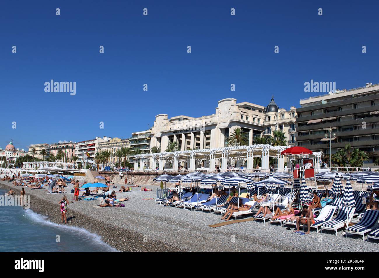 Vue sur la plage de Ruhl Plage et le célèbre Palais de la Méditerranée le long de la Promenade des Anglais à Nice sur la Côte d'Azur en France. Banque D'Images
