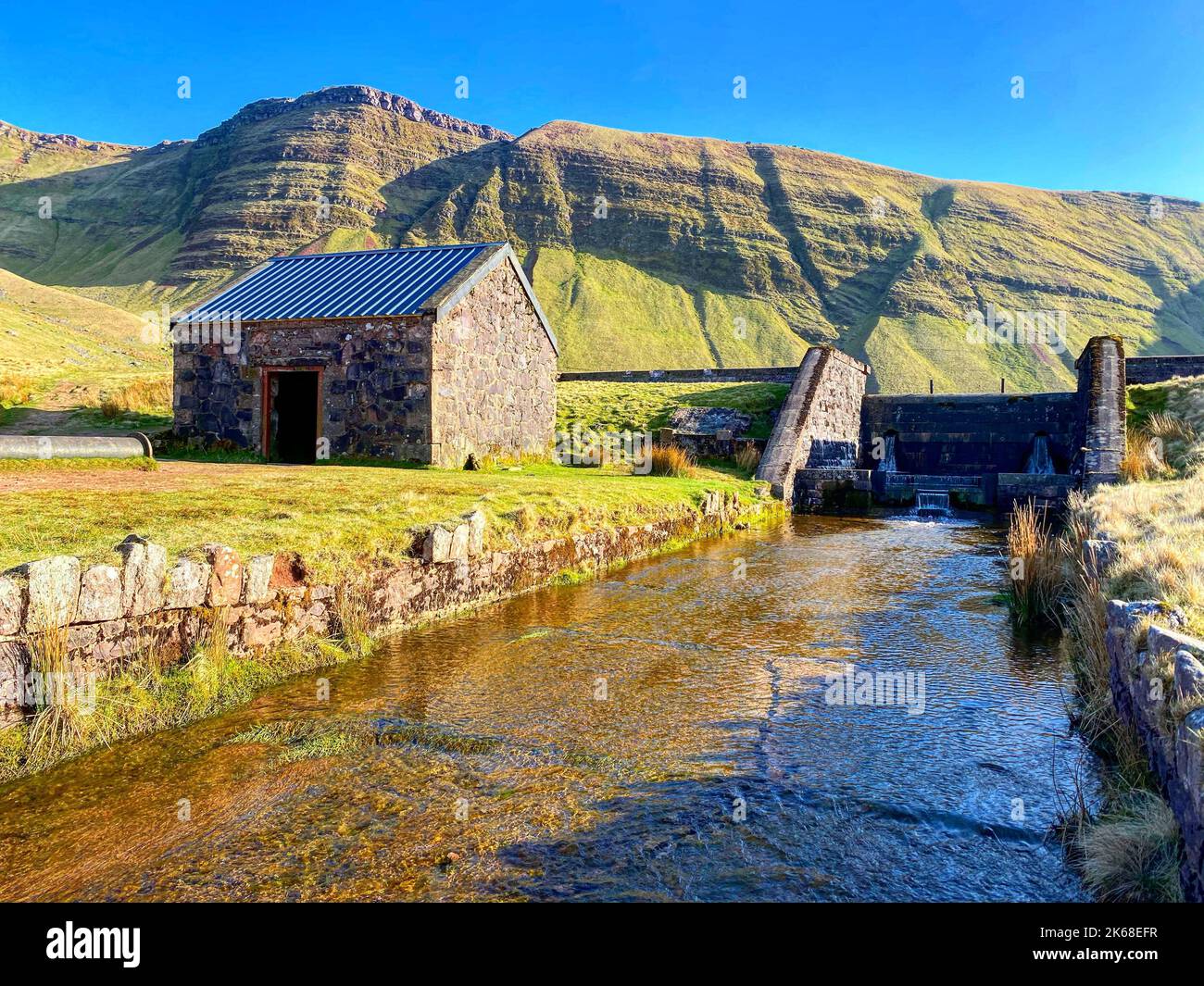 Un petit bâtiment en pierre près du barrage de Llyn y Fach au pays de Galles Banque D'Images