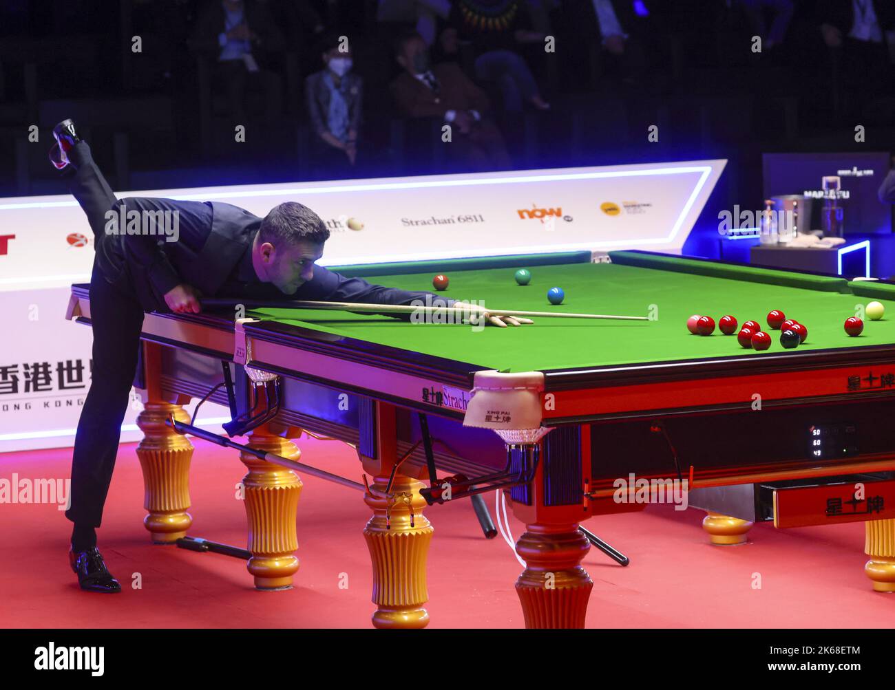 Mark Selby joue un coup lors du match de quart de finale de 1st contre Marco Fu Ka-chun des maîtres de Hong Kong au Hong Kong Coliseum. 06OCT22 SCMP/Dickson Lee Banque D'Images