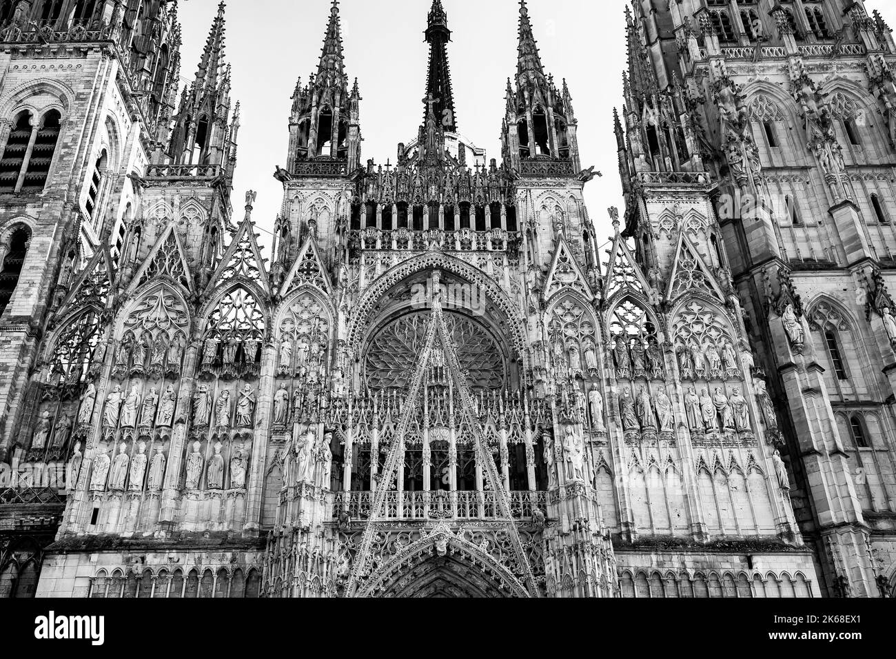 ROUEN, FRANCE, 19 AVRIL 2022 : extérieurs et décors architecturaux de la cathédrale de notre Vierge marie Banque D'Images