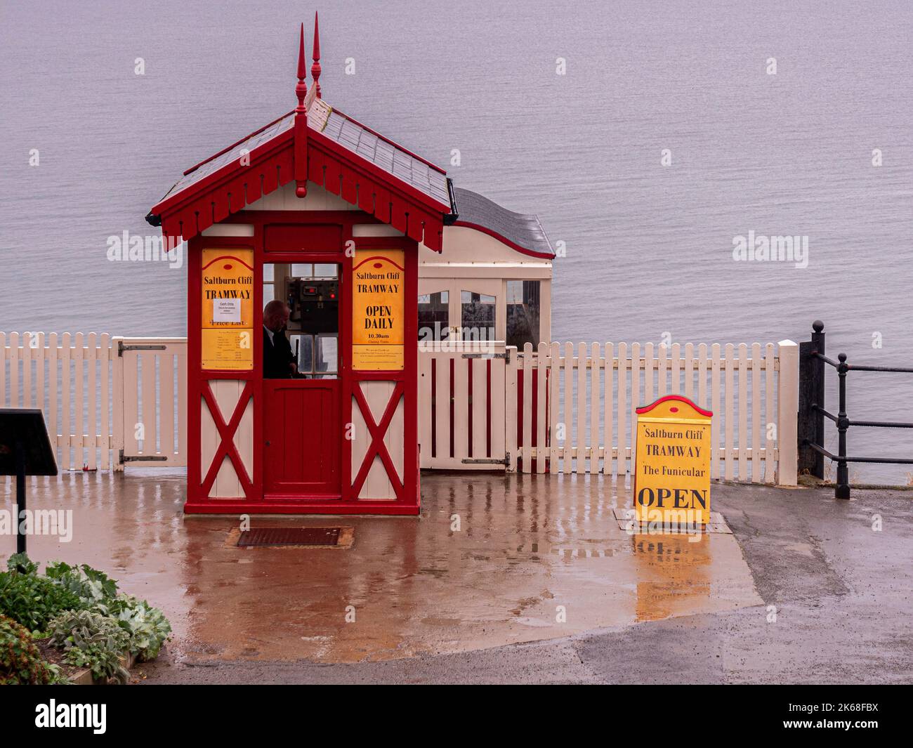 La station supérieure du tramway funiculaire Saltburn Cliff récemment rénové le jour pluvieux de l'automne Banque D'Images