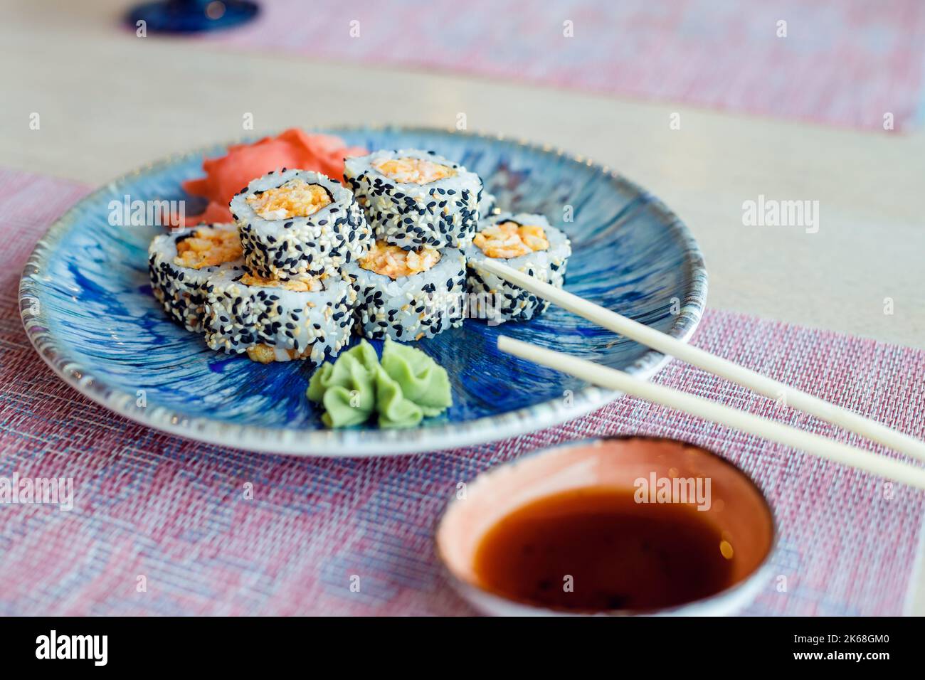 Sushi roulent avec du poisson, de l'avocat, du fromage à la crème et du sésame. Menu sushi. Cuisine japonaise. Banque D'Images