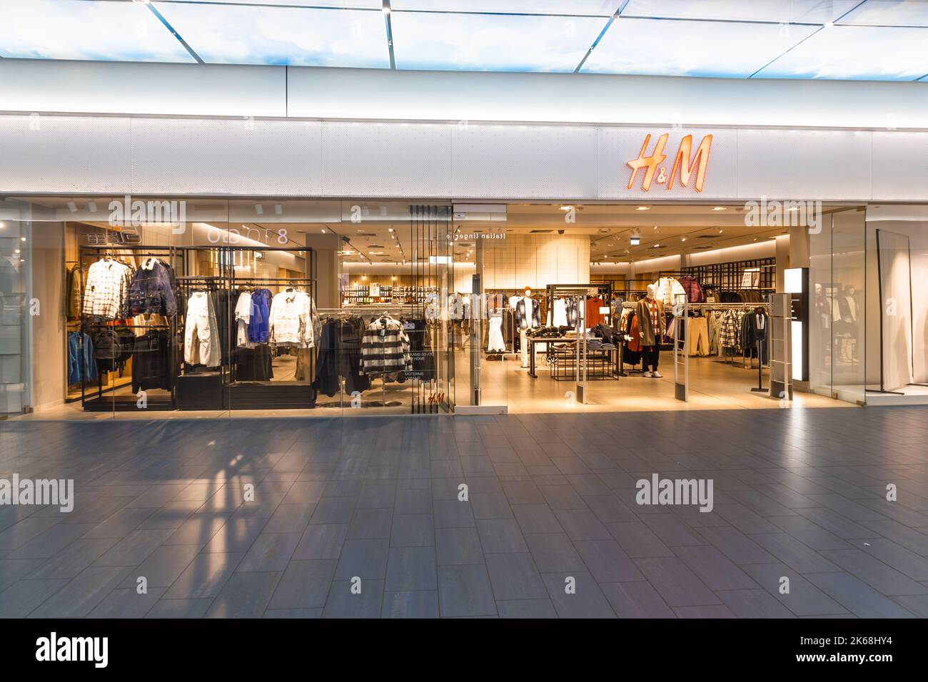 Entrée principale du magasin de mode H M dans le centre commercial. Kaunas, Lituanie, 27 septembre 2022 Banque D'Images
