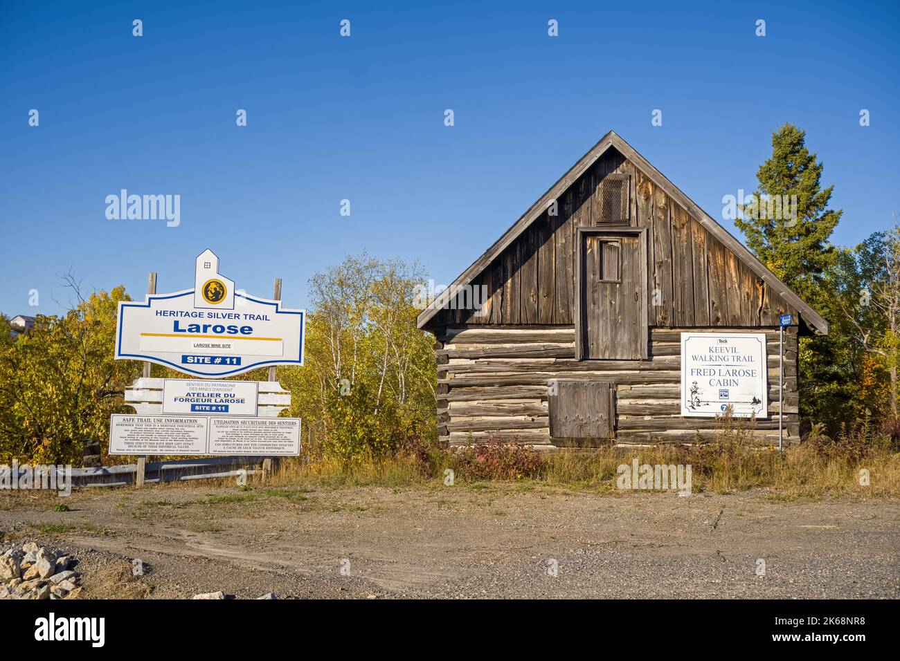 La cabane et la mine Larose longent le sentier Heritage Silver Trail en tant que partie du lieu historique national du Canada du district minier de Cobalt. Fred Larose aurait un disque Banque D'Images