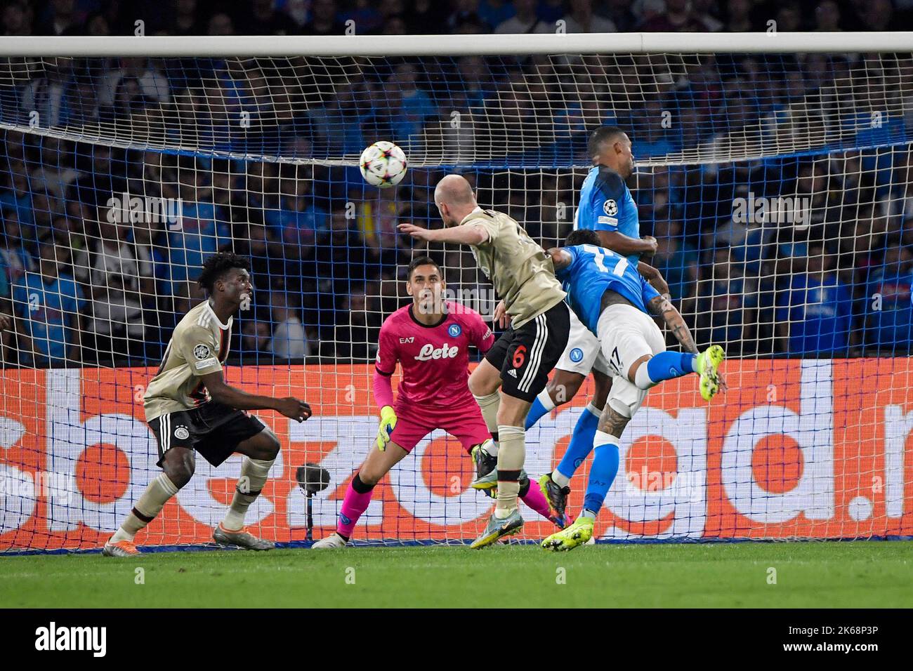 Naples, Italie. 12th octobre 2022. Davy Klaassen de l'AFC Ajax marque le but de 1-2 pour son côté pendant le groupe de la Ligue des champions Un match de football entre SSC Napoli et AFC Ajax au stade Diego Armando Maradona à Naples (Italie), 12 octobre 2022. Photo Andrea Staccioli/Insidefoto crédit: Insidefoto di andrea staccioli/Alamy Live News Banque D'Images