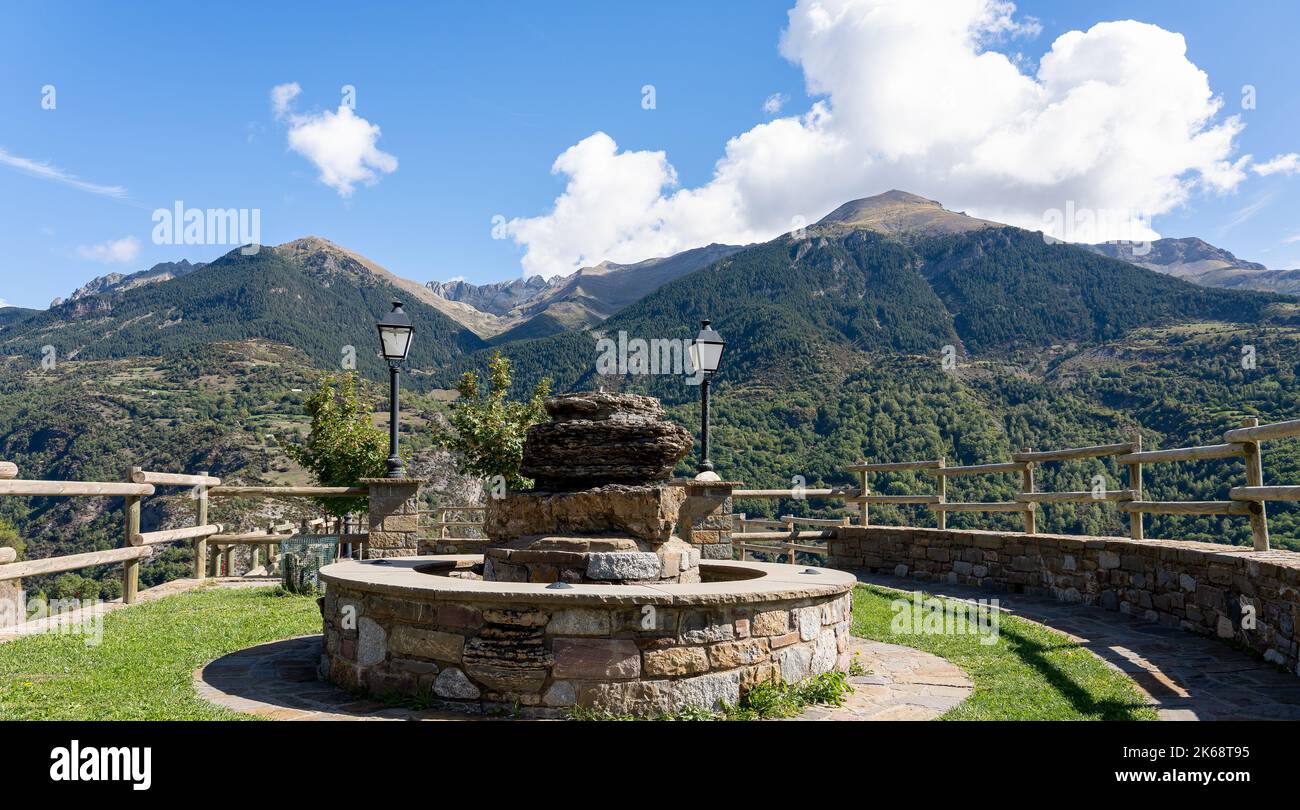 Point de vue circulaire en pierre et point de repos haut au-dessus d'une vallée de montagne village espagnol traditionnel, Pyrénées montagnes, Espagne Banque D'Images