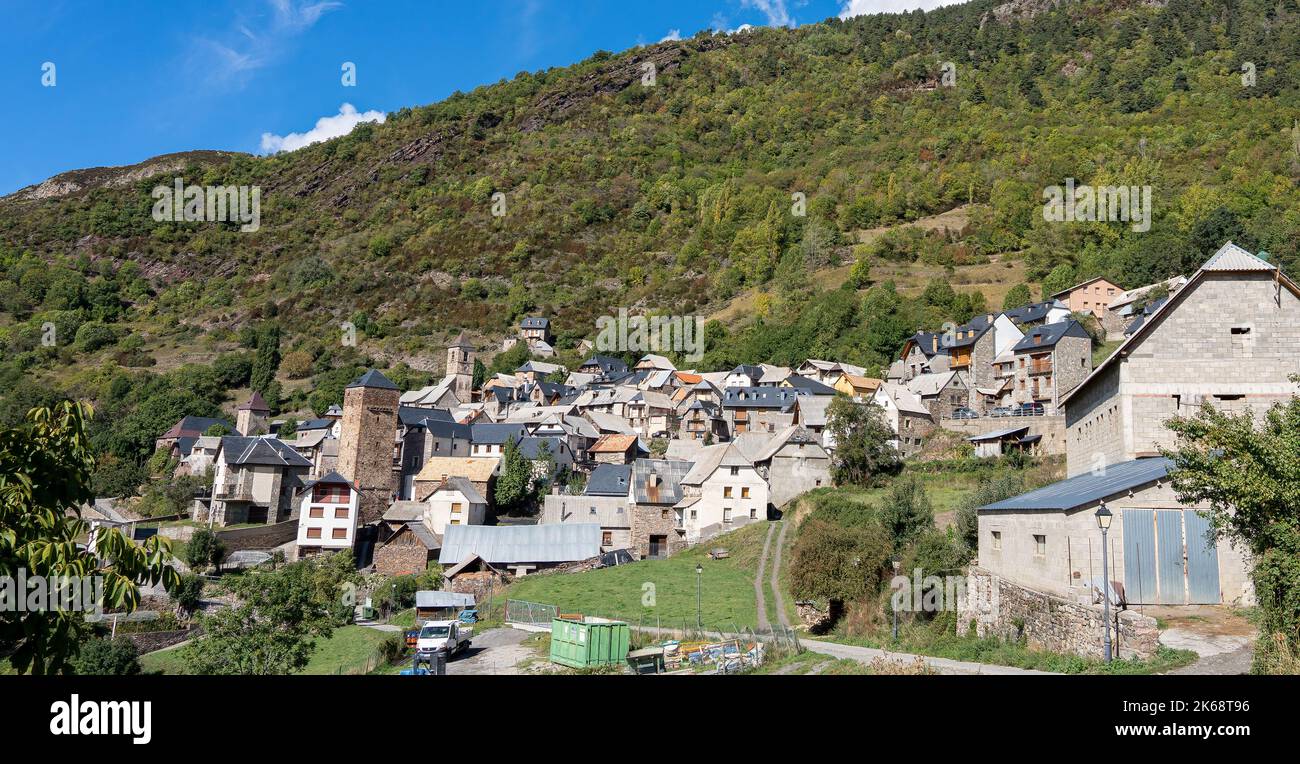 Village traditionnel espagnol de montagne, montagnes des Pyrénées, Espagne Banque D'Images