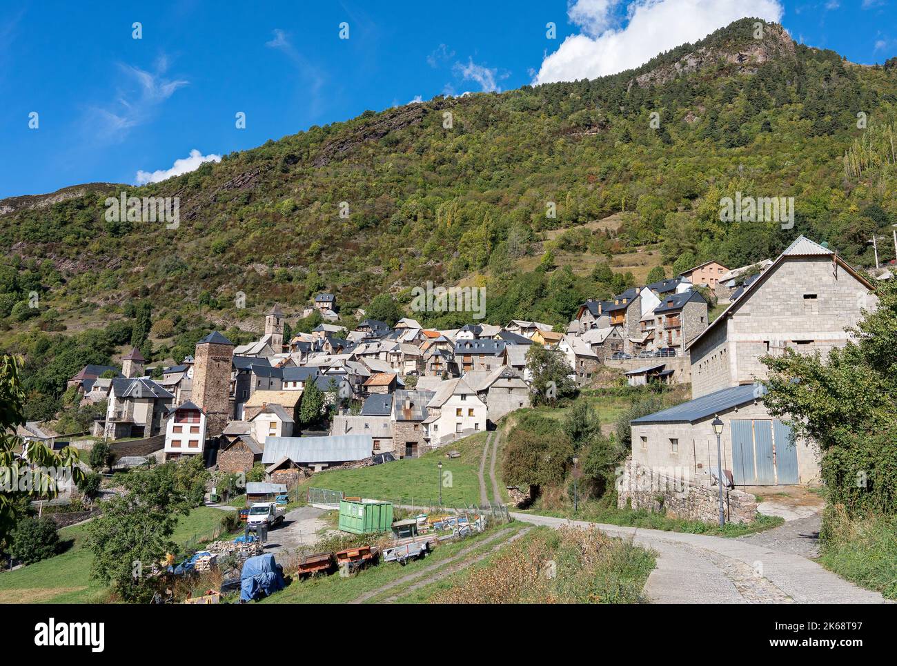 Village traditionnel espagnol de montagne, montagnes des Pyrénées, Espagne Banque D'Images