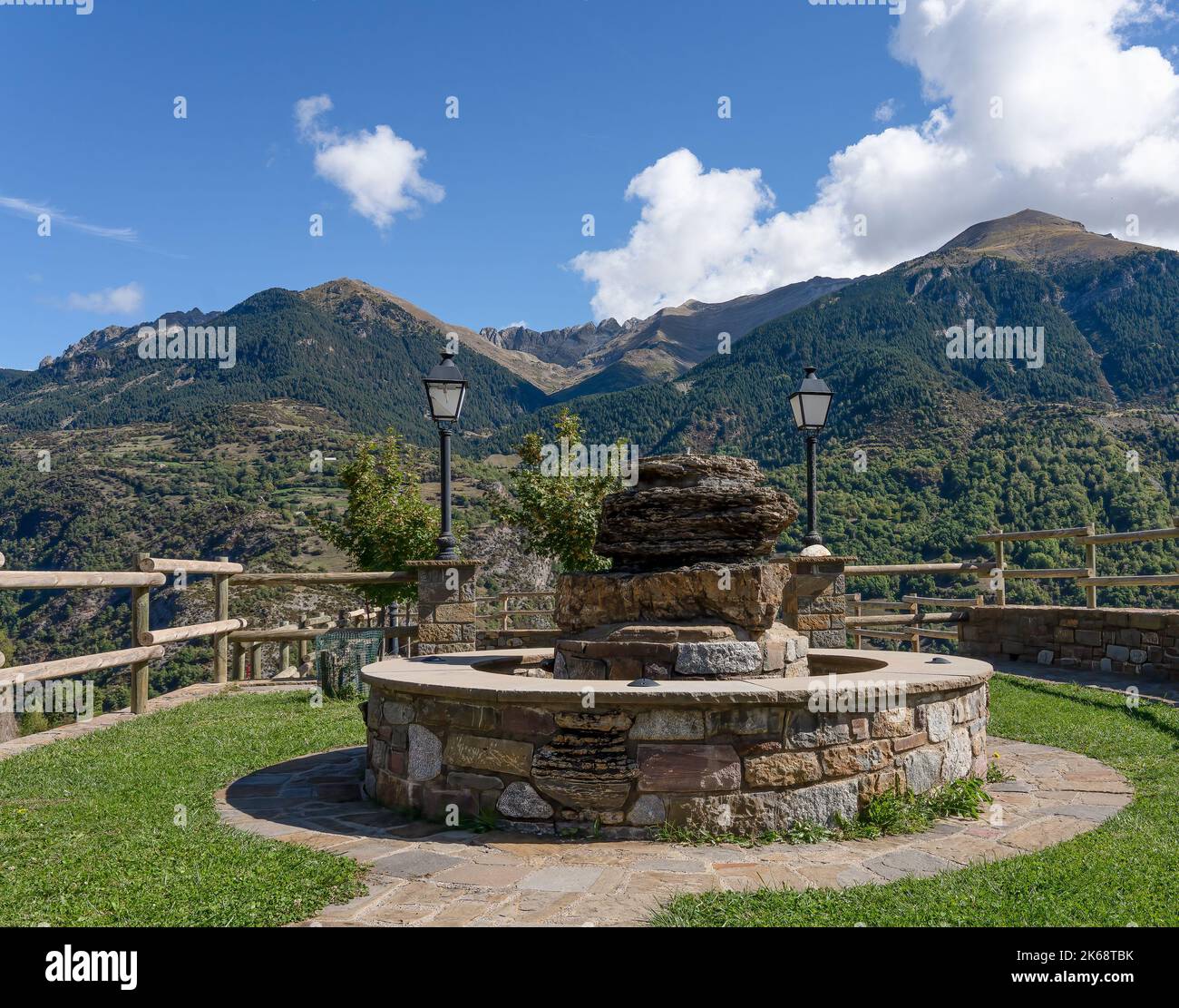 Point de vue circulaire en pierre et point de repos haut au-dessus d'une vallée de montagne village espagnol traditionnel, Pyrénées montagnes, Espagne Banque D'Images
