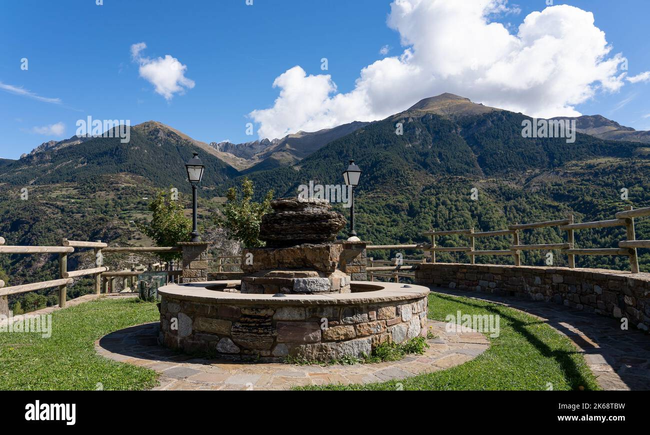 Point de vue circulaire en pierre et point de repos haut au-dessus d'une vallée de montagne village espagnol traditionnel, Pyrénées montagnes, Espagne Banque D'Images