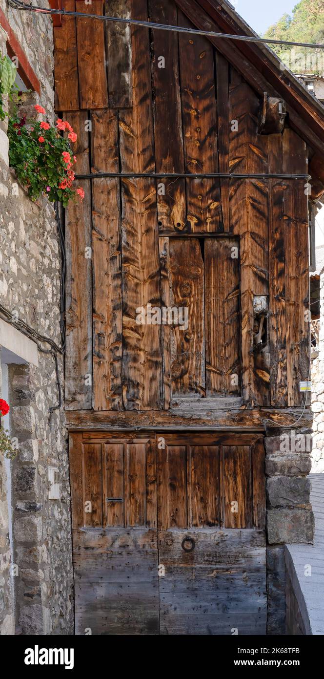 Porte en bois d'une grange latérale sur un village espagnol traditionnel, Pyrénées, Espagne Banque D'Images
