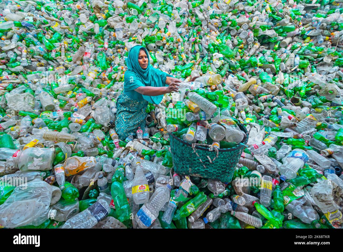 Les travailleurs trient les bouteilles en plastique usagées dans une usine de recyclage. Le recyclage des plastiques est le meilleur moyen de rendre notre environnement propre et sûr. Banque D'Images