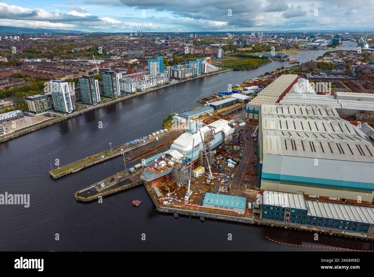 Glasgow, Écosse, Royaume-Uni. 12th octobre 2022. Vue de HMS Glasgow le premier navire de guerre anti-sous-marin de type 26 construit au chantier naval de BAE Systems à Govan, sur la rivière Clyde à Glasgow. BAE System prévoit un investissement de £100 millions et recrute près de 1 200 travailleurs supplémentaires dans sa division de construction navale au Royaume-Uni, dont 400 à Govan. Le chantier naval attend avec impatience dix ans d'ordres alors que les ministres se préparent à signer un accord pour cinq autres navires de classe 26. Iain Masterton/Alay Live News Banque D'Images