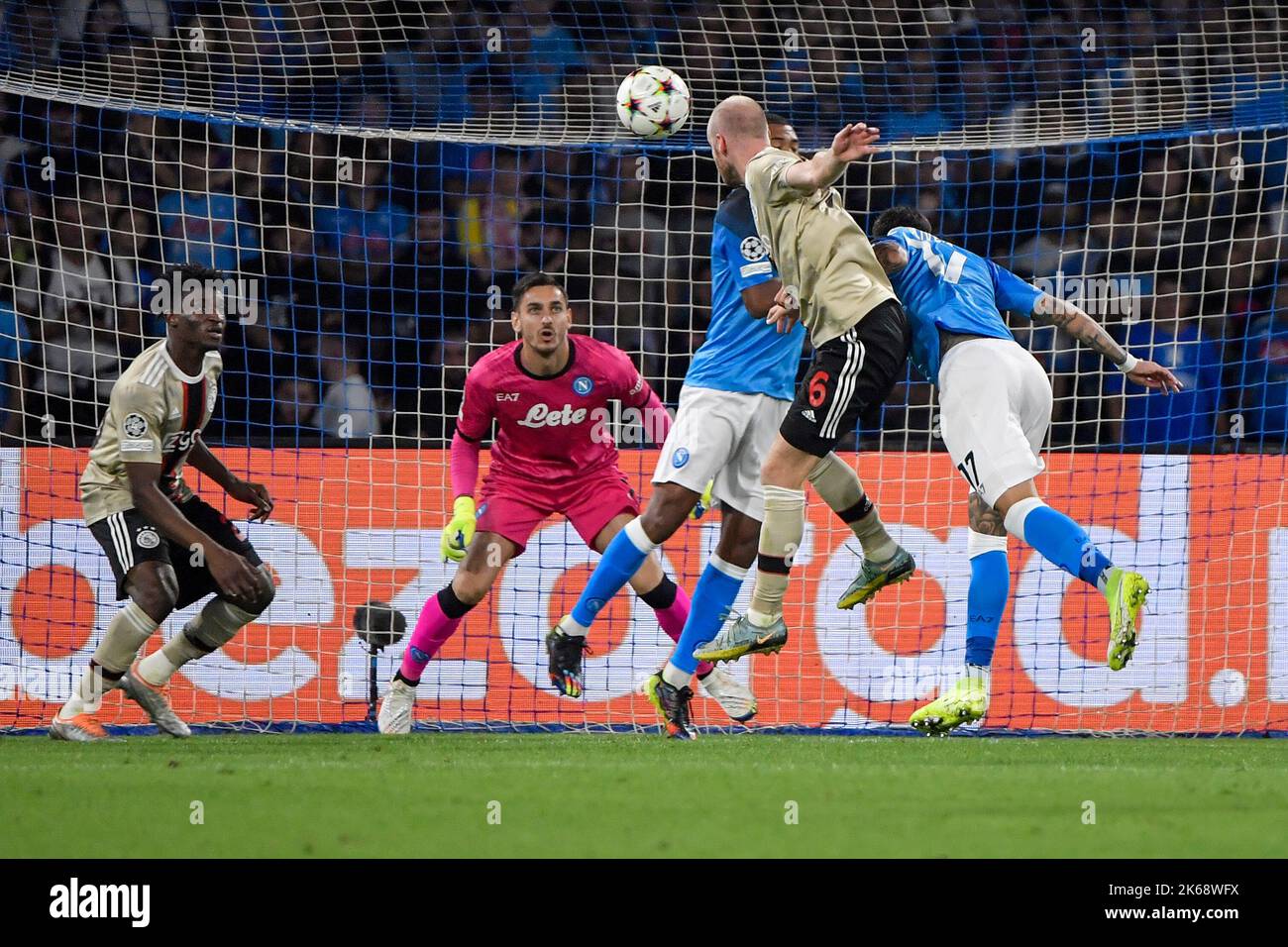 Naples, Italie. 12th octobre 2022. Davy Klaassen de l'AFC Ajax marque le but de 2-1 pour son côté pendant le groupe de la Ligue des champions Un match de football entre SSC Napoli et AFC Ajax au stade Diego Armando Maradona à Naples (Italie), 12 octobre 2022. Photo Andrea Staccioli/Insidefoto crédit: Insidefoto di andrea staccioli/Alamy Live News Banque D'Images