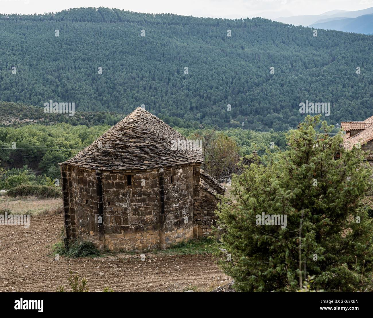 Une cabane traditionnelle en pierre circulaire, montagnes des Pyrénées, Espagne Banque D'Images