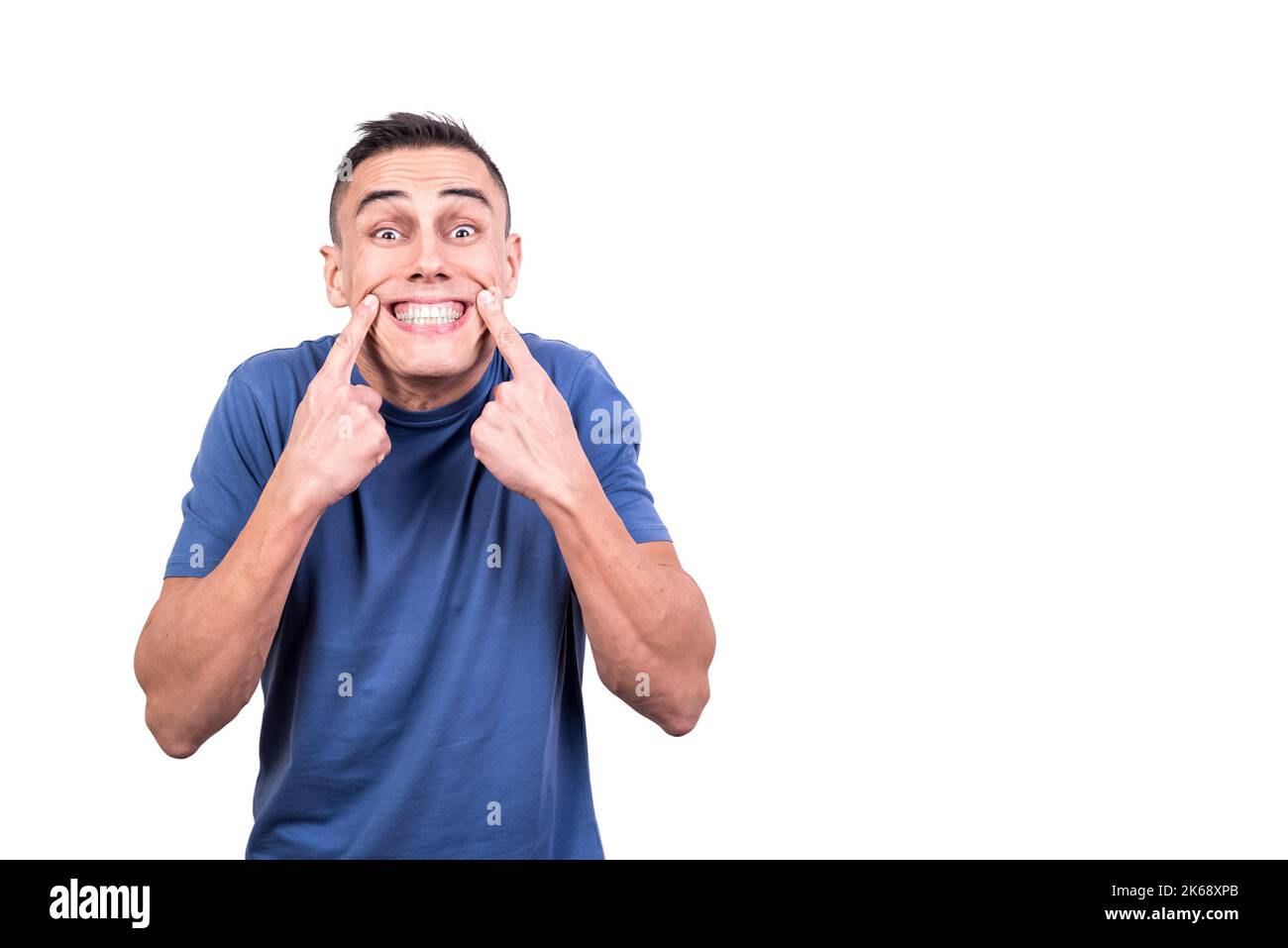 Homme avec deux doigts sur ses lèvres montrant un sourire Banque D'Images