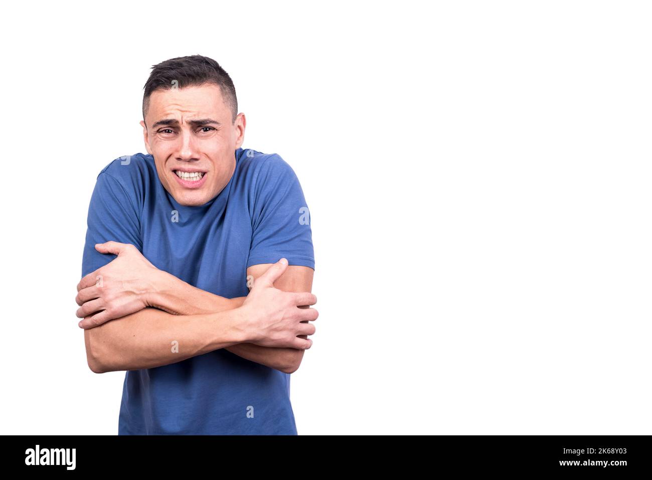 Homme face à la caméra tout en faisant des gestes il est froid Banque D'Images