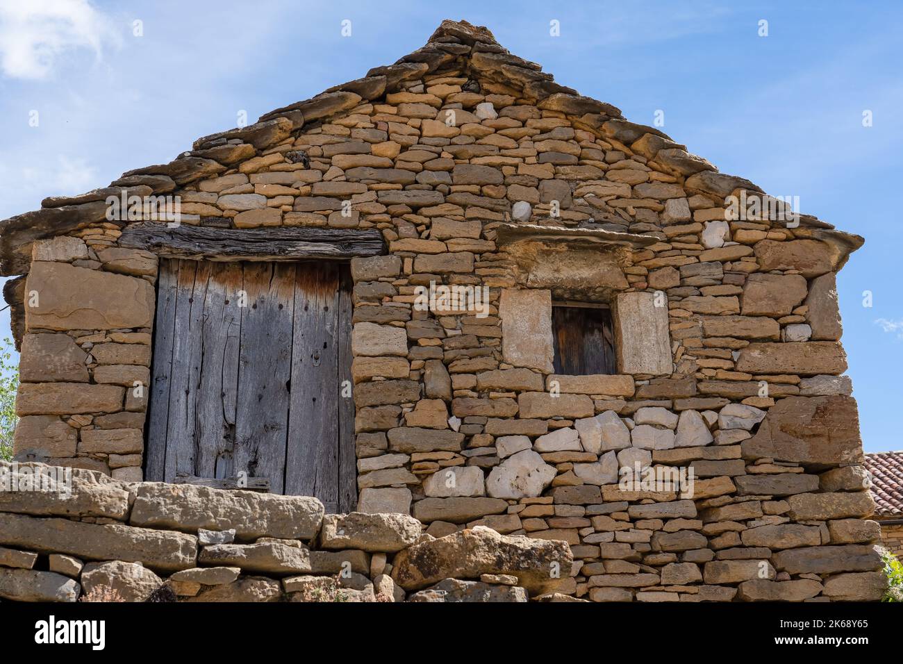 Une ancienne ferme espagnole avec des murs en pierre et des tuiles de toit en pierre Banque D'Images
