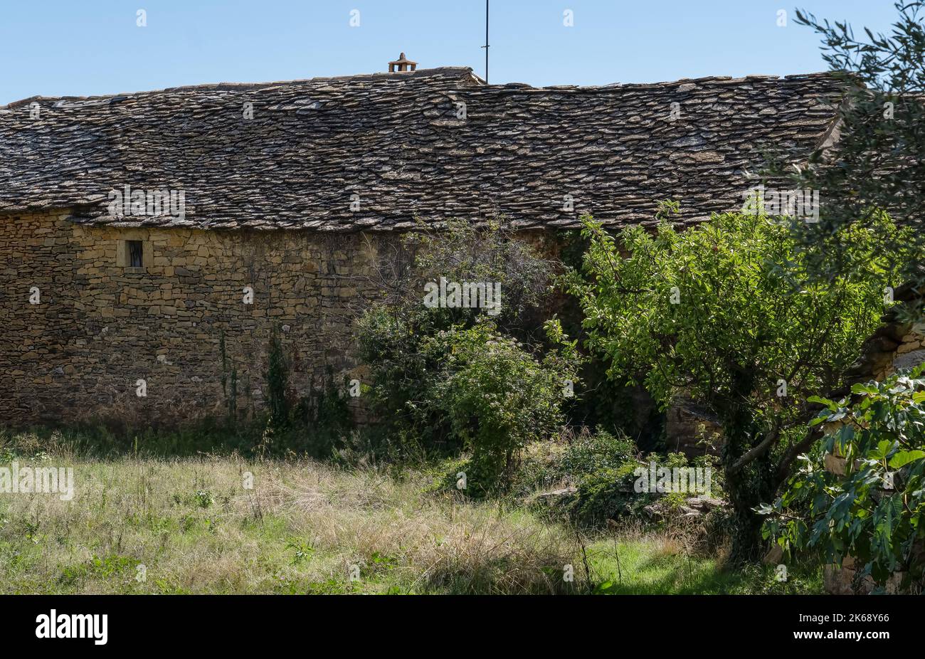 Une ancienne ferme espagnole avec des murs en pierre et des tuiles de toit en pierre Banque D'Images