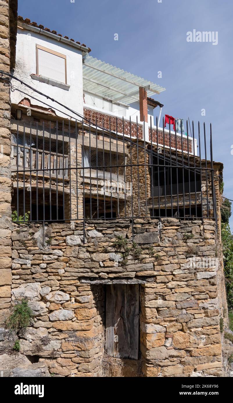 Ancienne propriété de village en pierre beige espagnole en été Banque D'Images