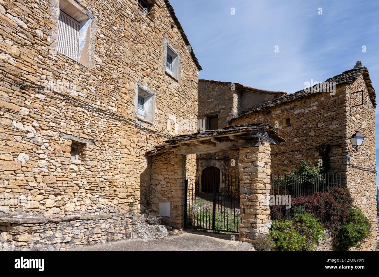 Ancienne propriété de village en pierre beige espagnole en été Banque D'Images