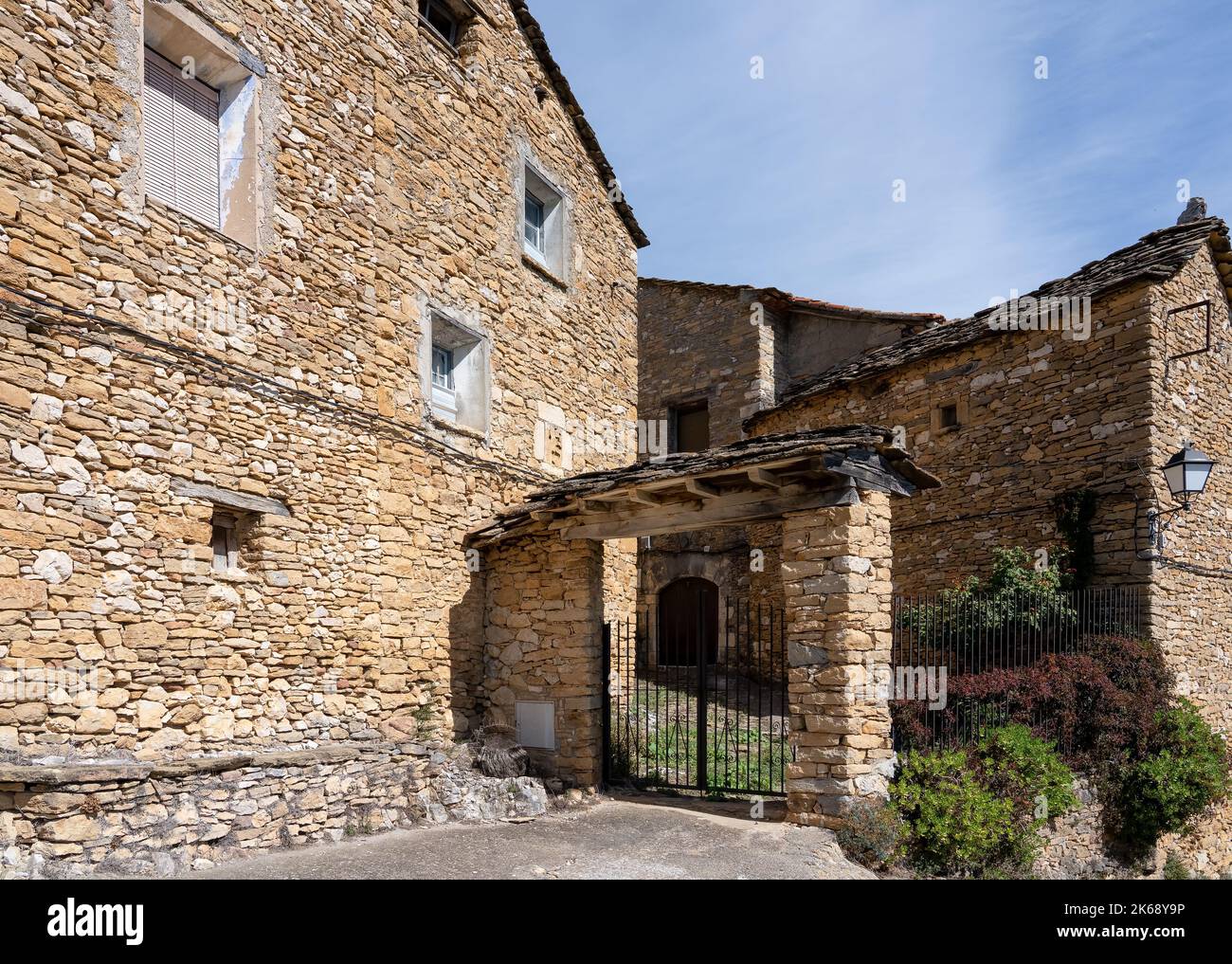 Ancienne propriété de village en pierre beige espagnole en été Banque D'Images