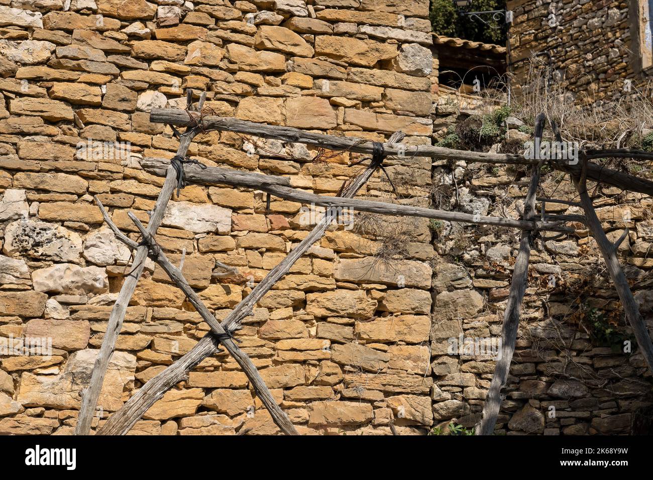 Ancienne propriété de village en pierre beige espagnole en été Banque D'Images
