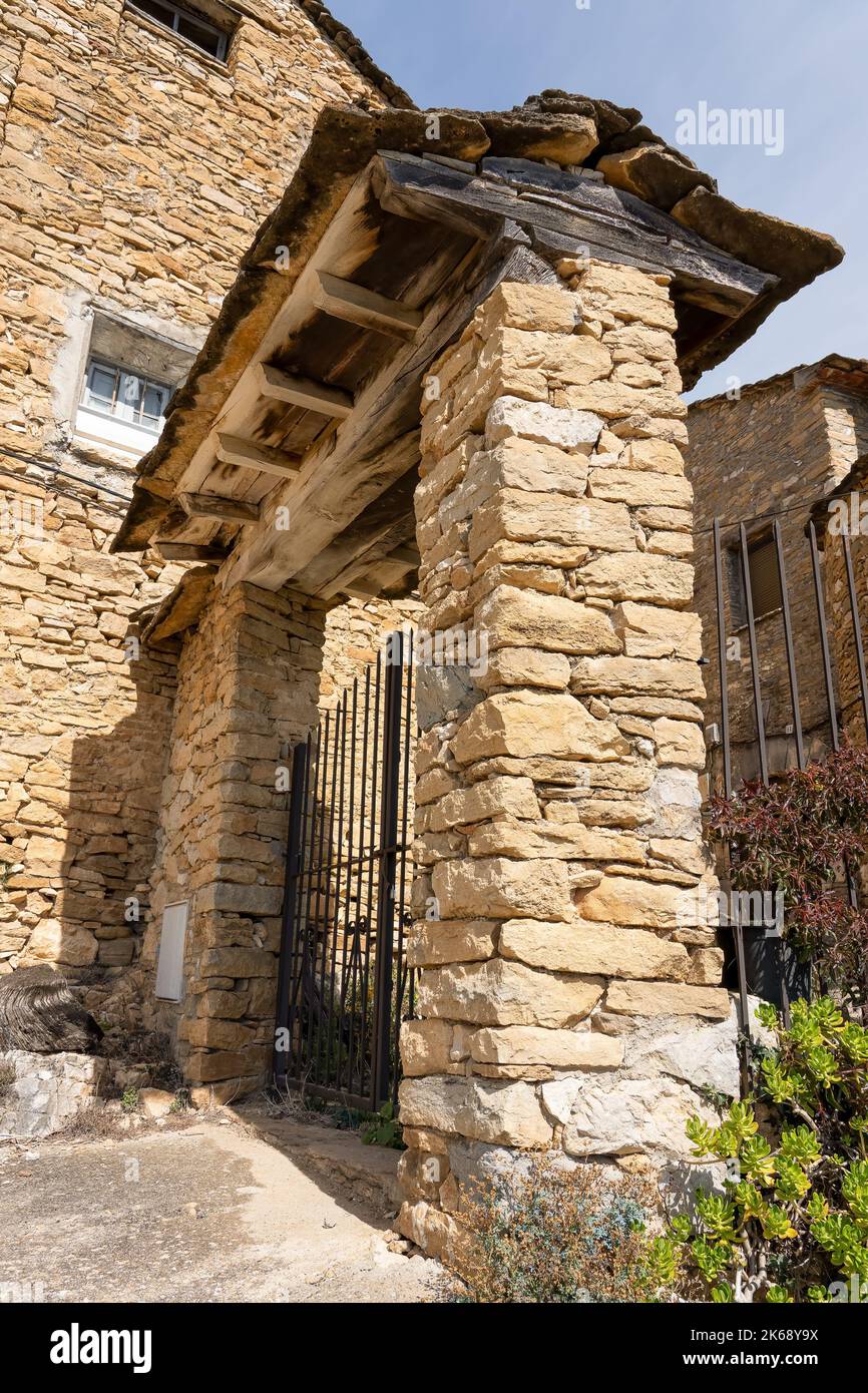 Ancienne propriété de village en pierre beige espagnole en été Banque D'Images