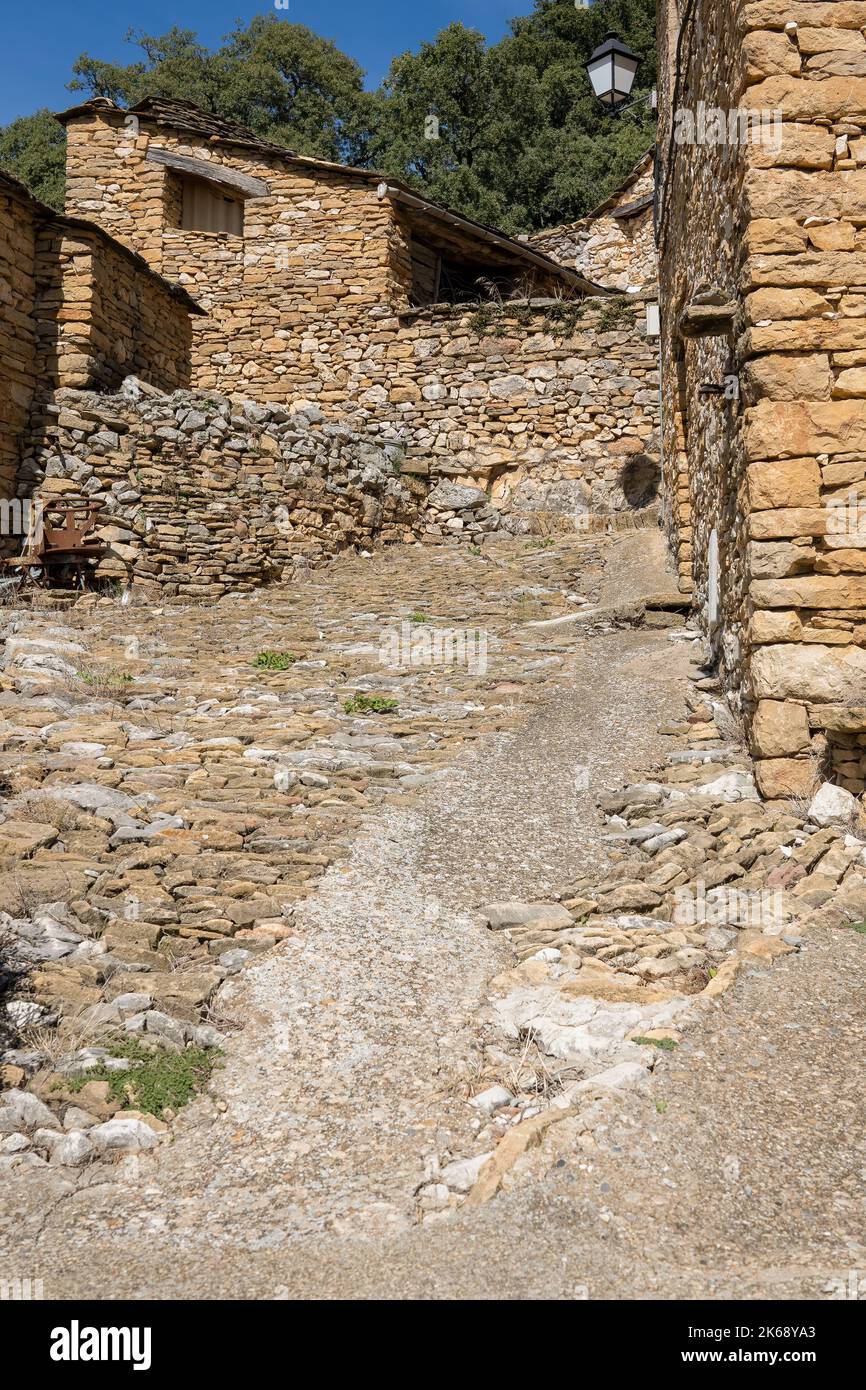 Ancienne propriété de village en pierre beige espagnole en été Banque D'Images