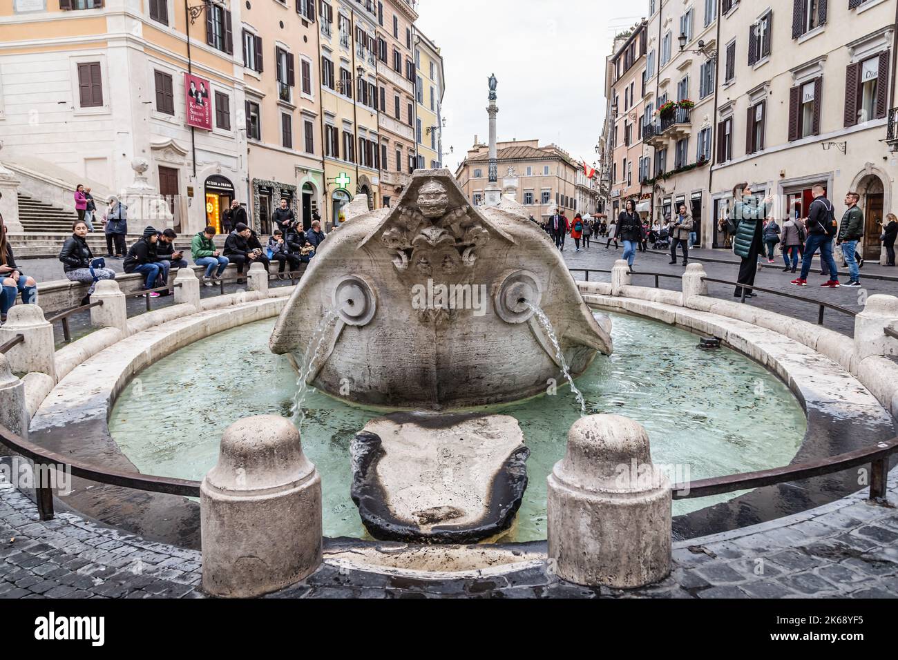ROME, ITALIE - 02 DÉCEMBRE 2019 : Fontaine du bateau (Fontana della Barcacia) sur la place espagnole (Piazza di Spagna) à Rome, Italie Banque D'Images