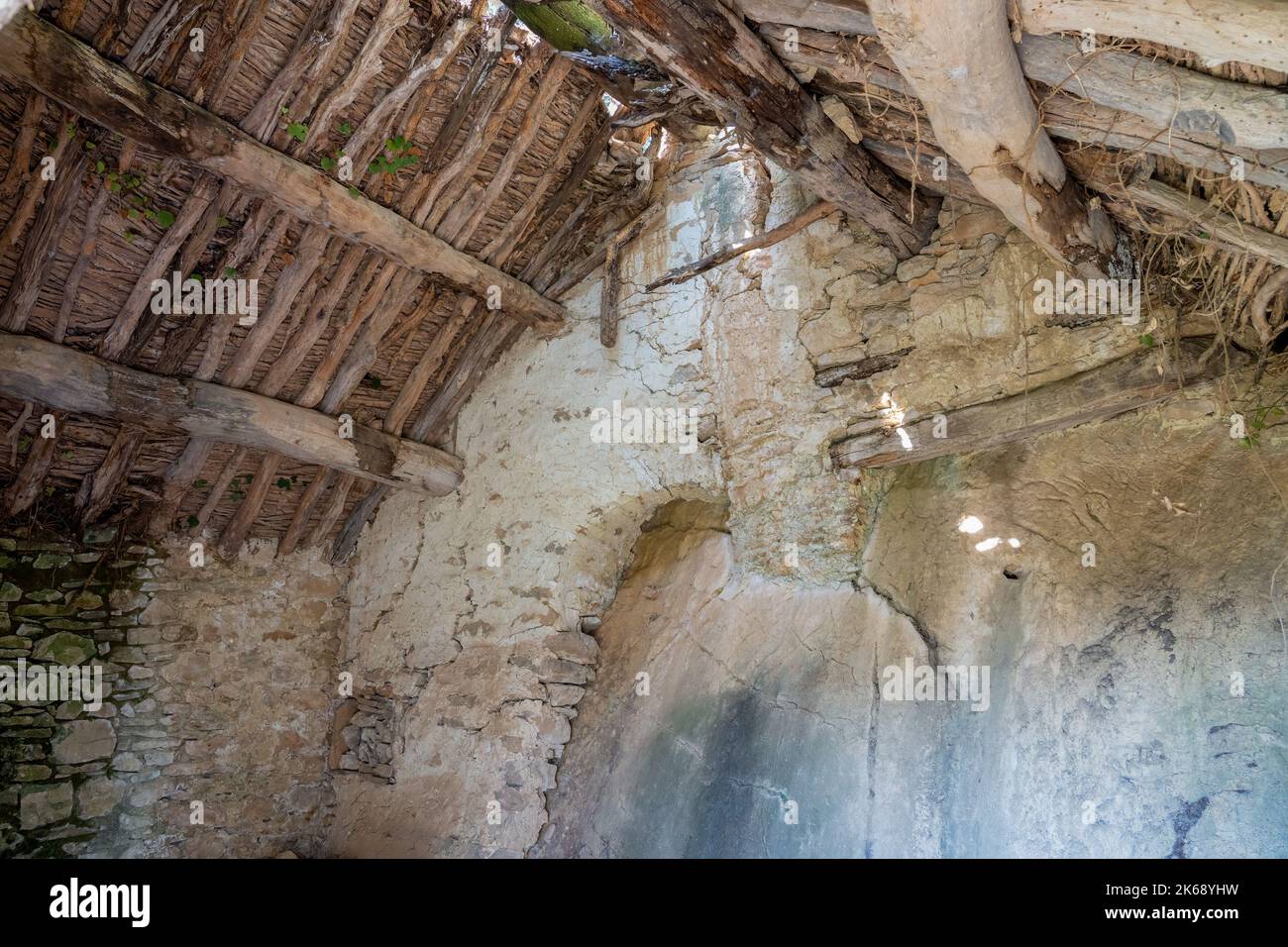 À l'intérieur d'une ancienne ferme espagnole avec un toit en bois exposé et des murs en argile blanche Banque D'Images