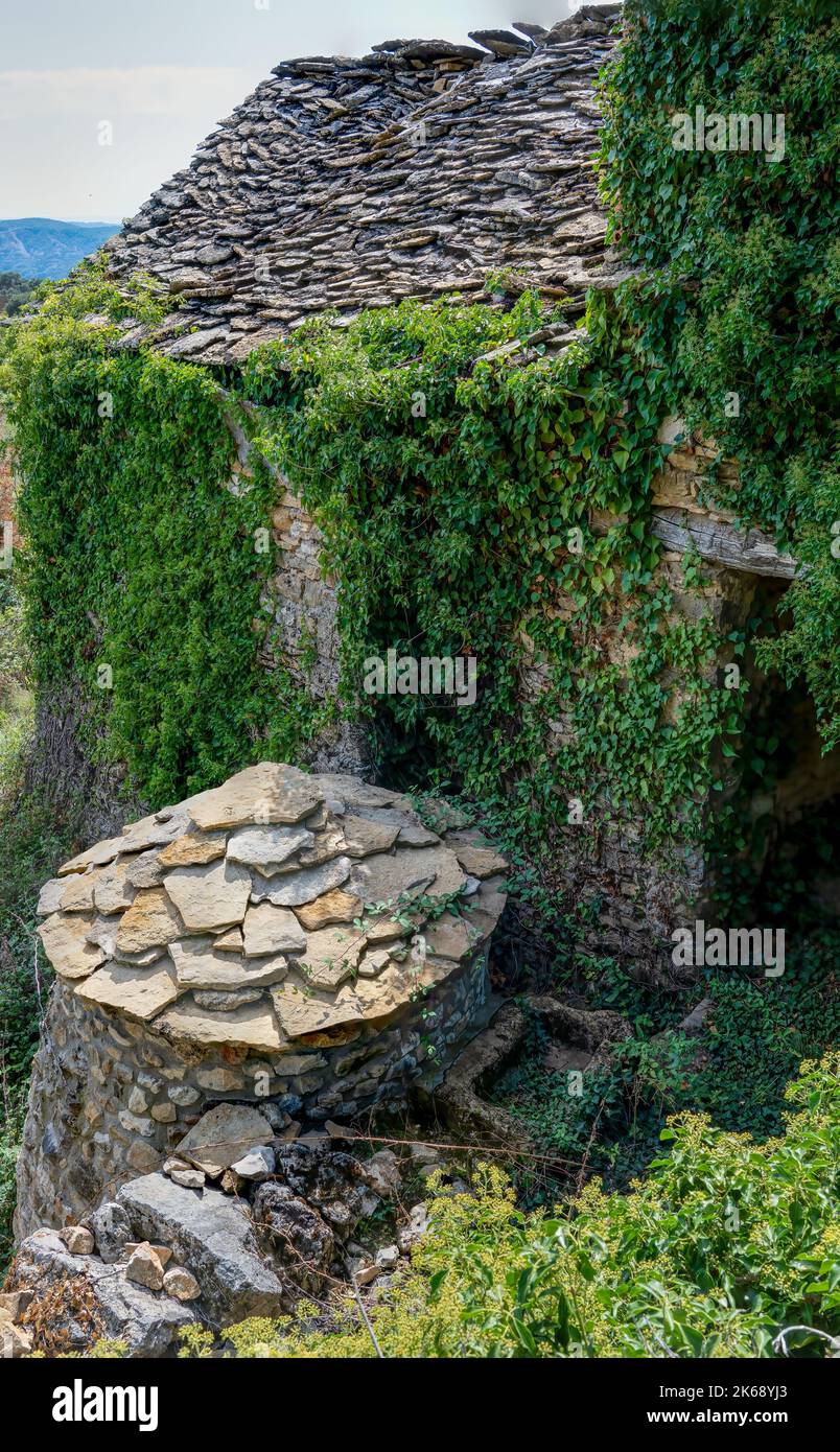 À l'extérieur d'une ancienne ferme espagnole abandonnée avec un toit en pierre qui s'effondre Banque D'Images