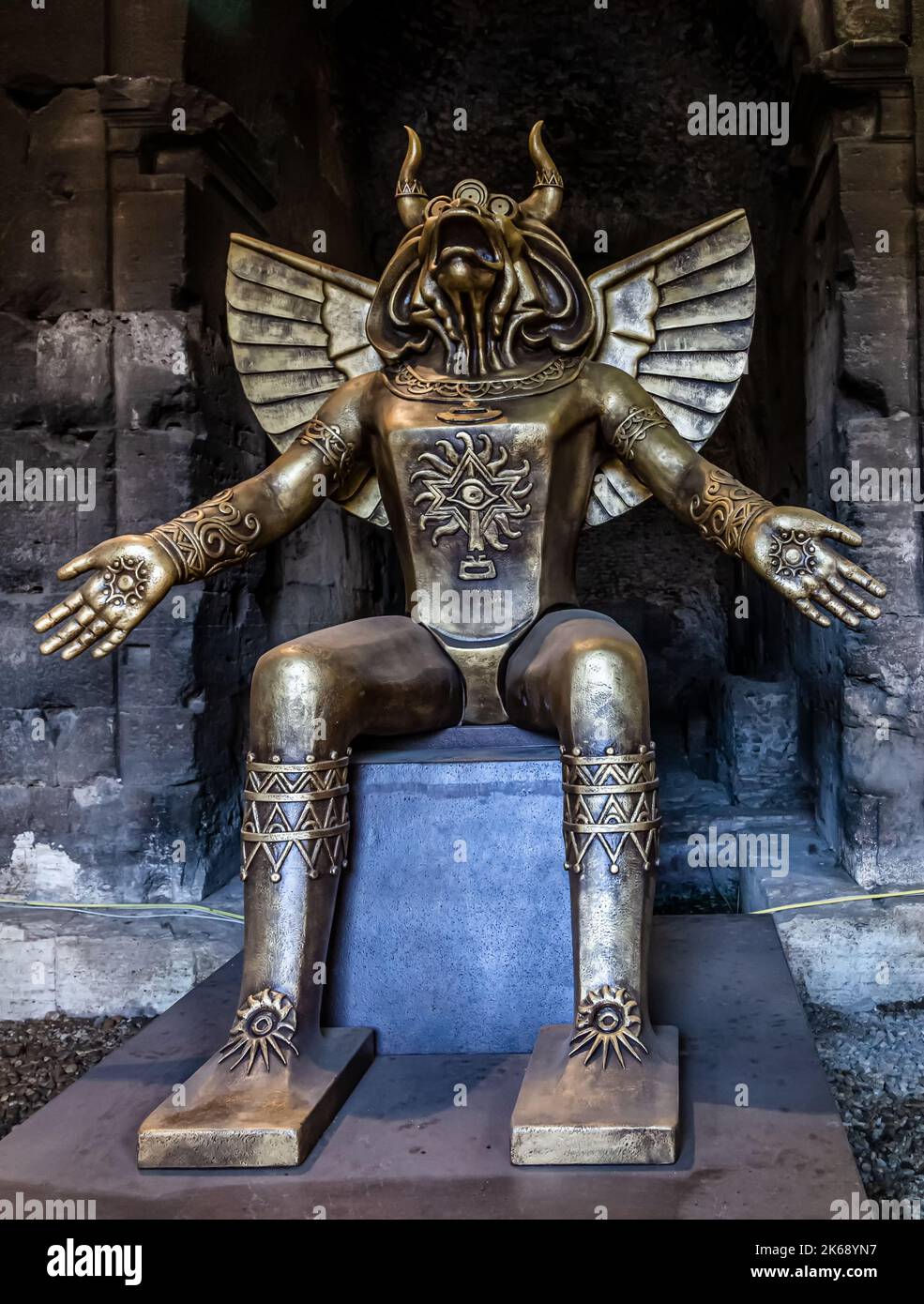 ROME, ITALIE - 01 DÉCEMBRE 2019 : statue du dieu païen Moloch (Molech) placée à l'entrée du Colisée de Rome, Italie Banque D'Images