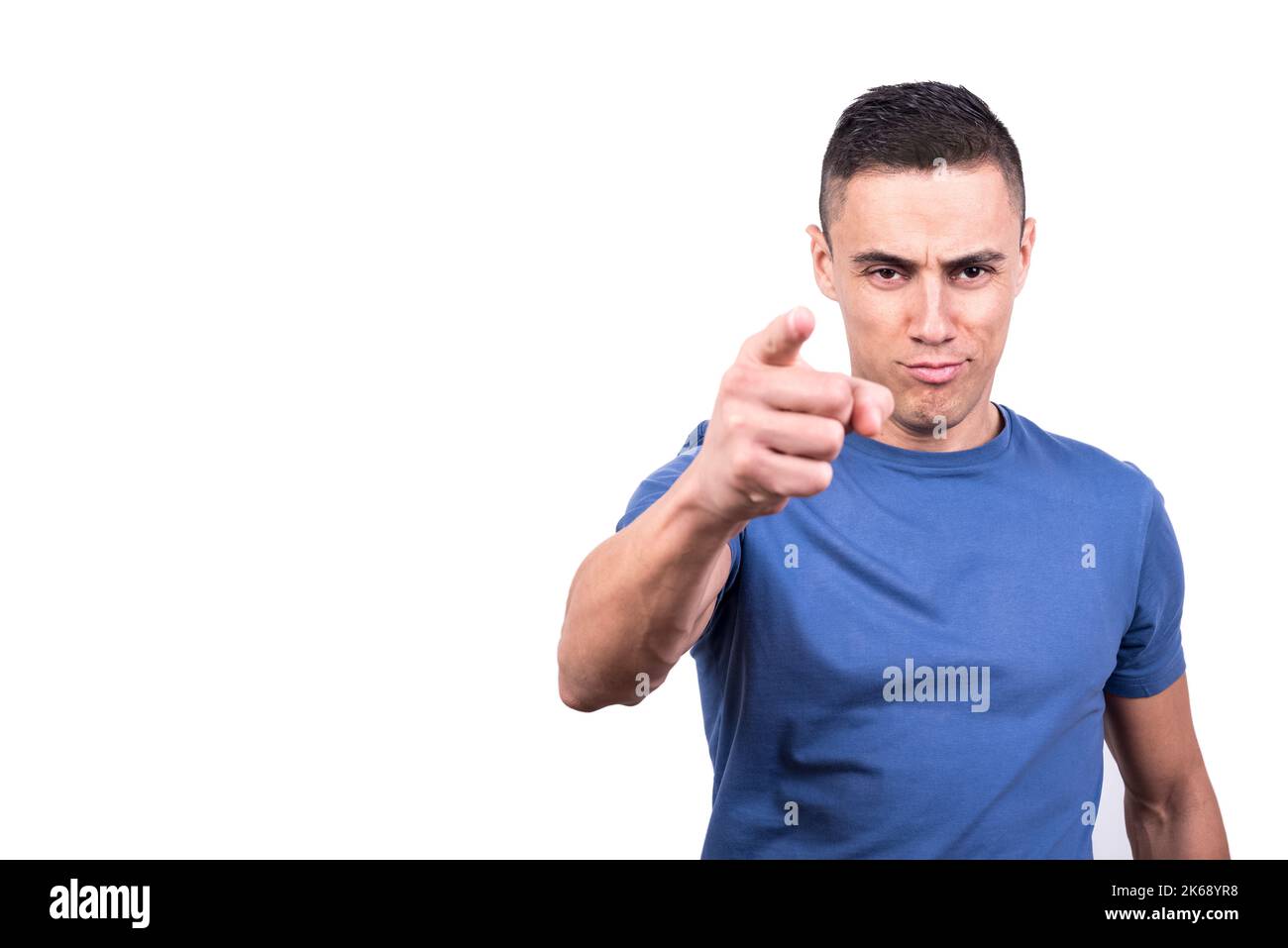 Portrait d'un homme pointant vers l'avant tout en souriant Banque D'Images