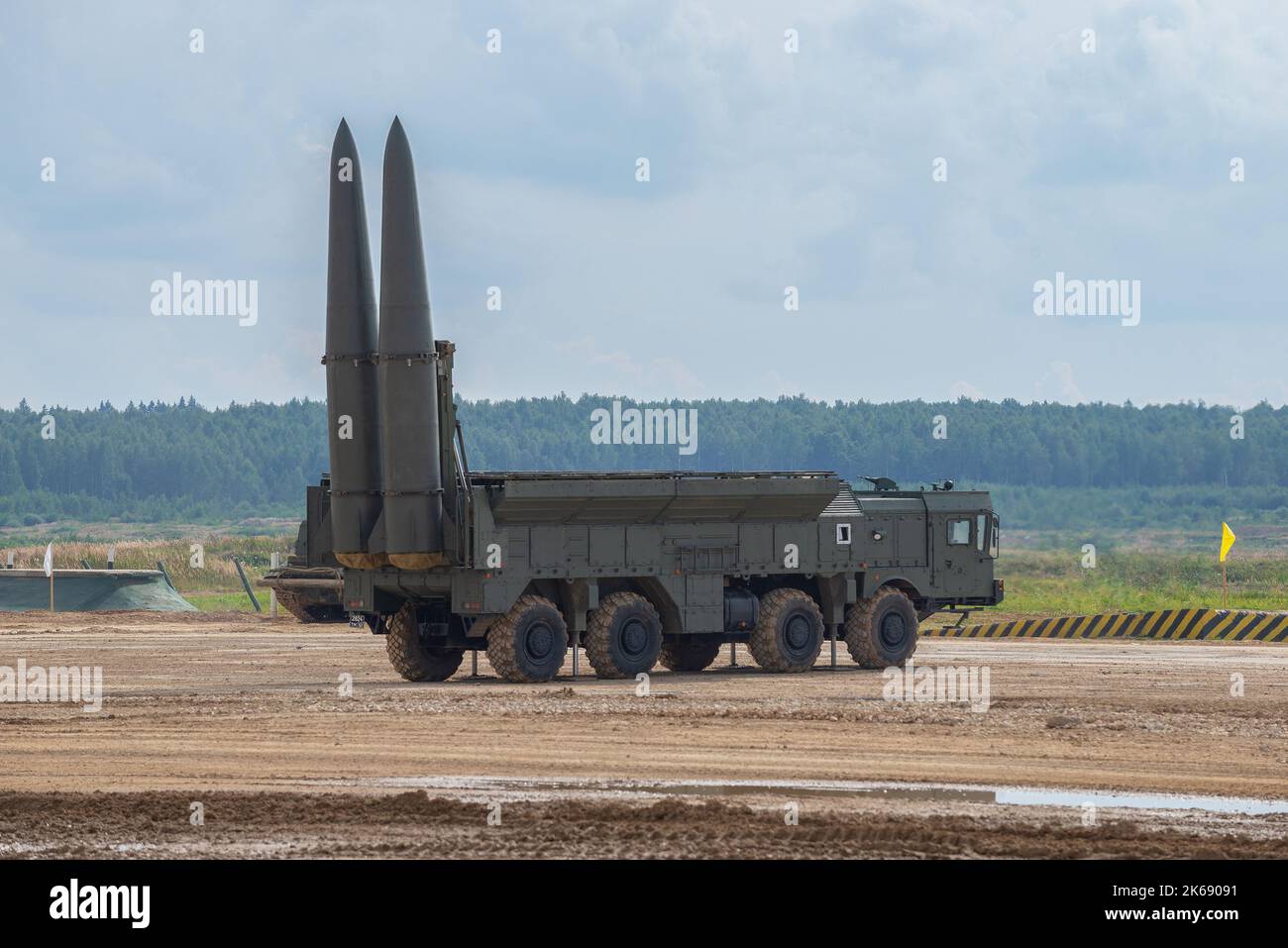 ALABINO, RUSSIE - 25 AOÛT 2020 : le lanceur du système de missiles Iskander-M sur le site d'essai. Russie Banque D'Images