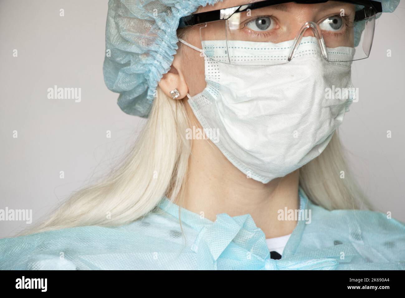 médecin fille dans un masque médical sur fond blanc, un travailleur médical sur fond isolé Banque D'Images