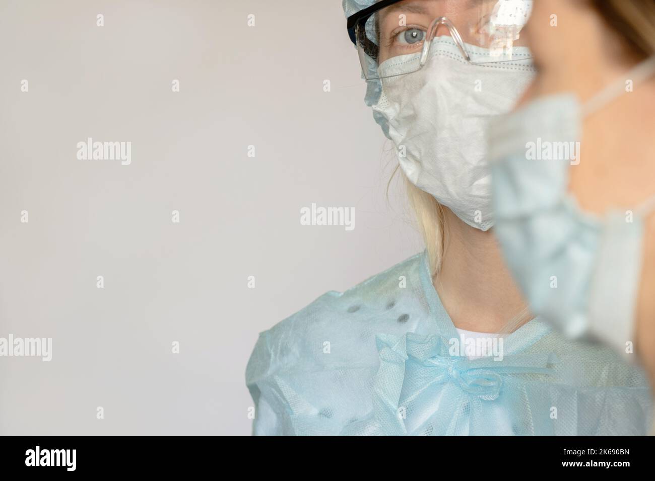 médecin fille dans un masque médical sur fond blanc, un travailleur médical sur fond isolé Banque D'Images